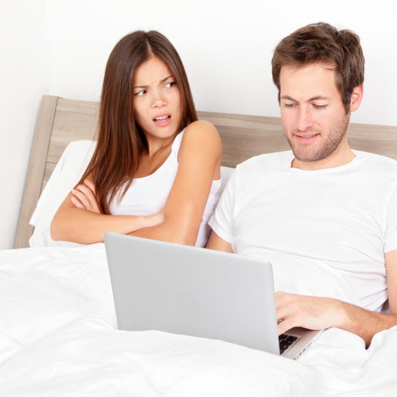 هل علاقات الفيس بوك تعتبر خيانة زوجية 