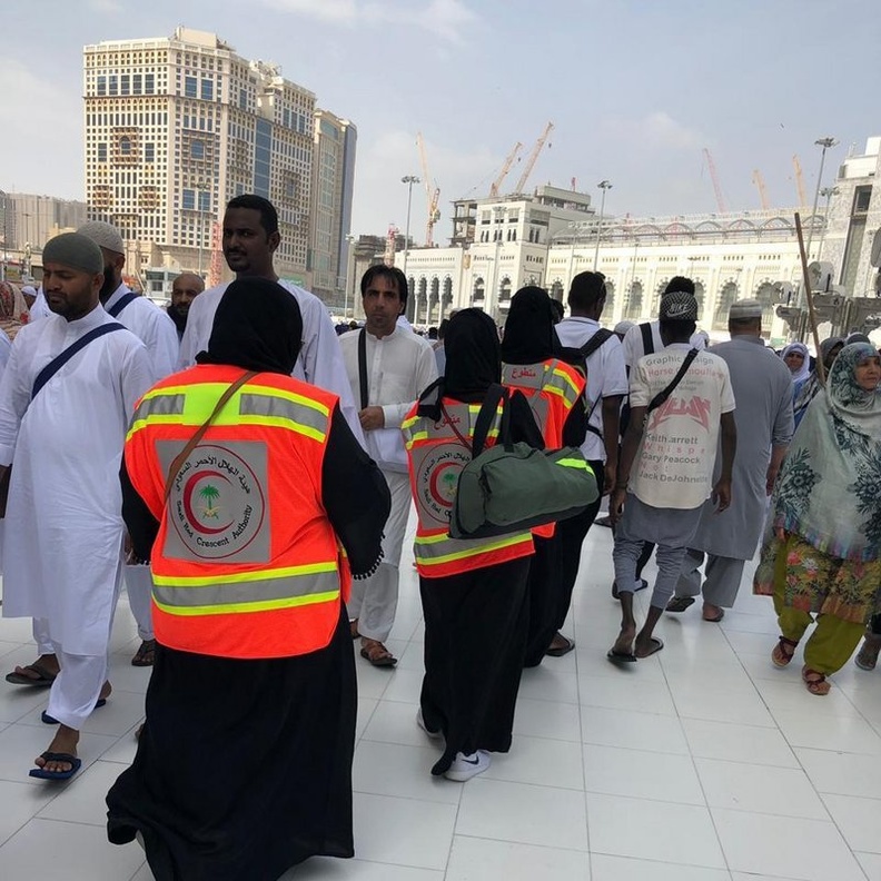 تتواجد الفرق النسائية التطوعية بين صفوف المعتمرات