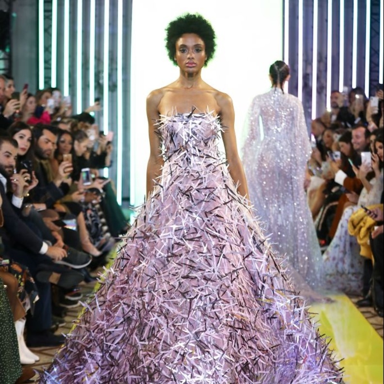 فستان احمر من ايلي صعب