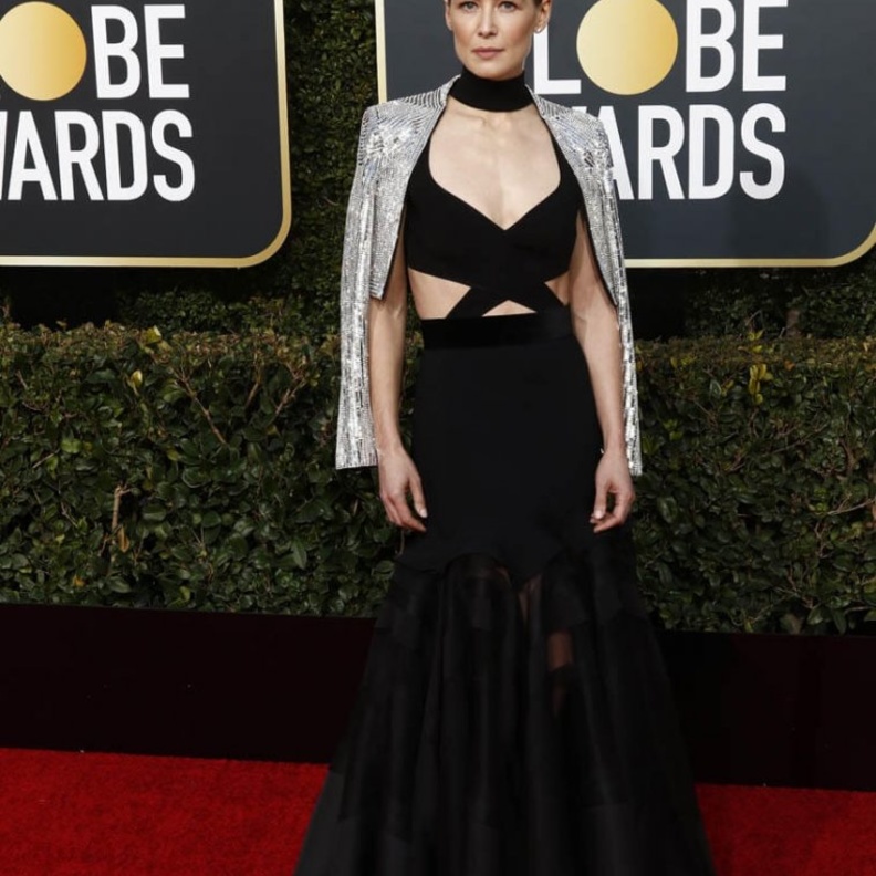 إطلالة أنثوية وساحرة من تصميم فالنتينو لحفل Critics choice عام 2015