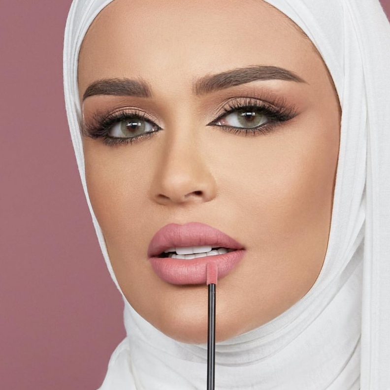 أحمر الشفاه الزهري اللماع مع الآيلاينر الرفيع للمرأة المحجبة