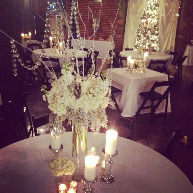 الزينة الزهرية لطاولات حفلات الزفاف الشتوية المستخدم فيها الزهور أو الورود البيضاء