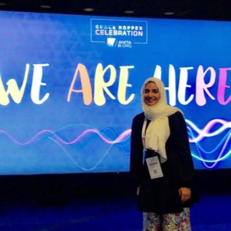 اكتشفت الباحثة بشرى العريني ثغرات أمنية جديدة في أجهزة الهواتف الذكية