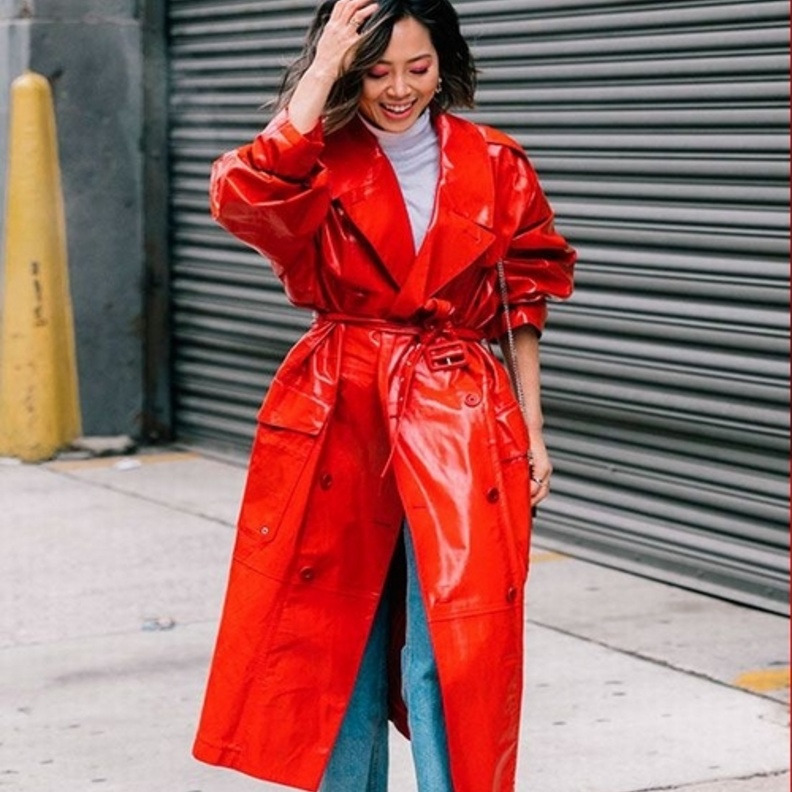 معاطف باللون الأحمر موضة هذا الموسم