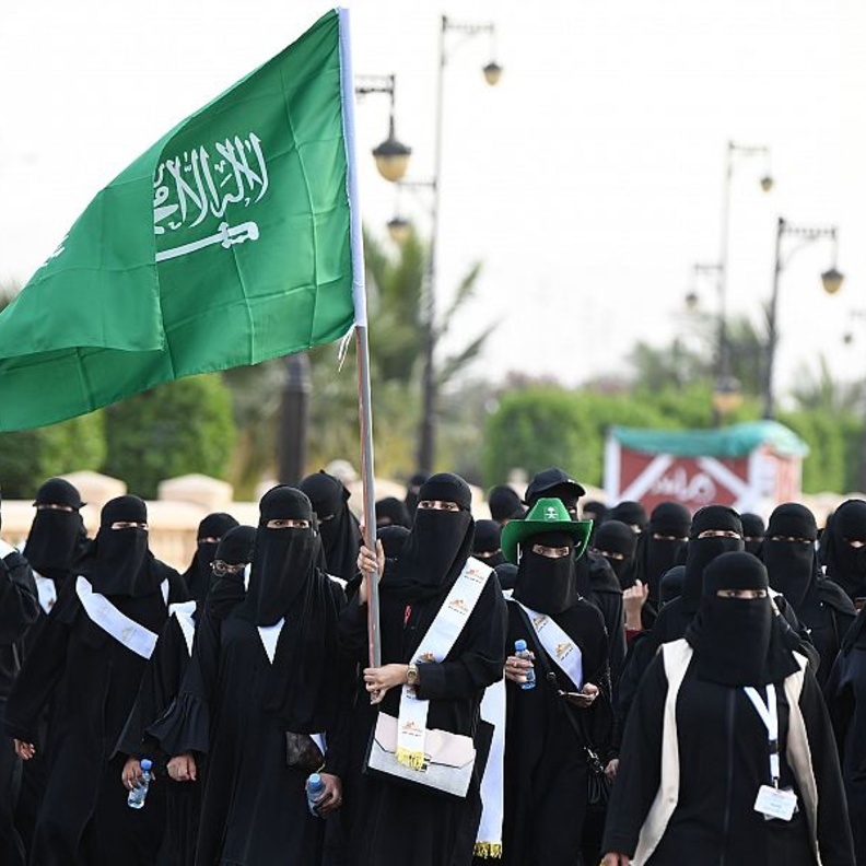 انطلاقة المسيرة النسائية الأولى لـ هايكنج السعودية