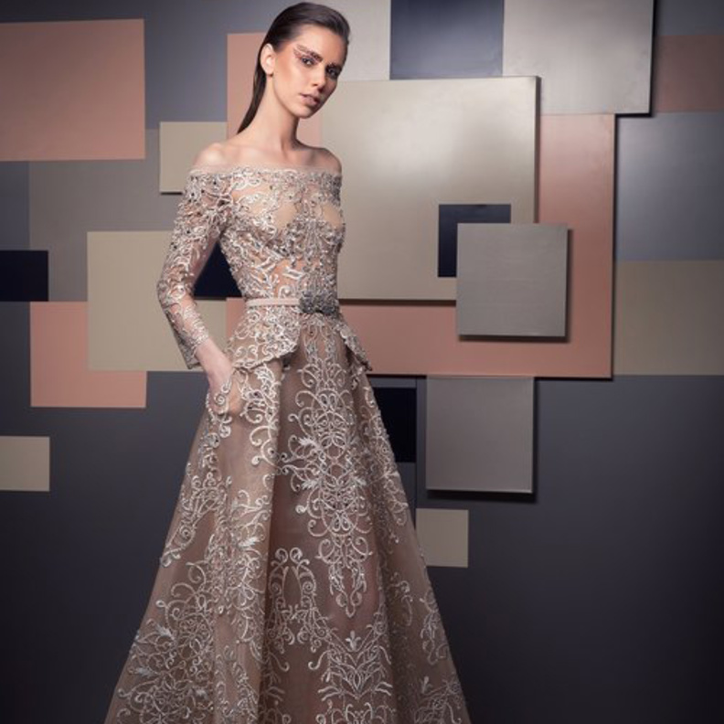 فستان ابيض وذهبي من رالف اند روسو 