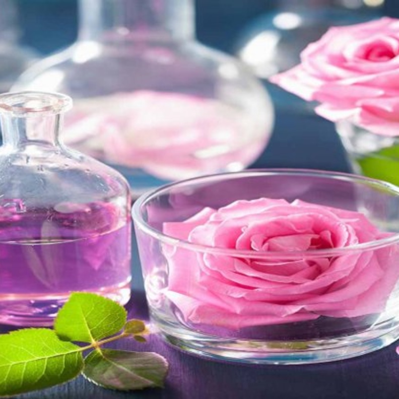 ماء الزهر يطهر الجسم من السموم.