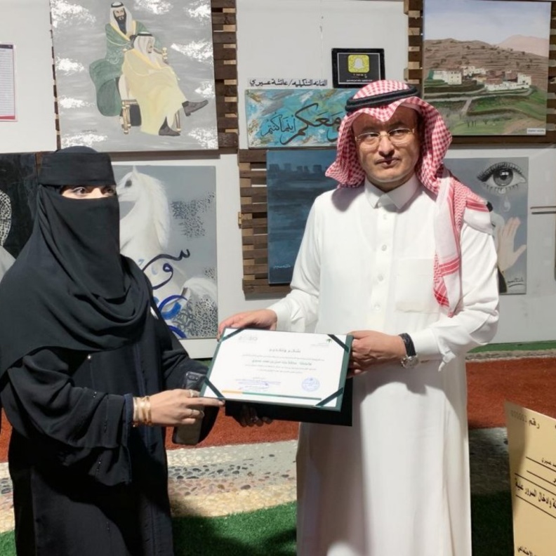 مبادرة التشكيلية عائشة عسيري مع عمال النظافة