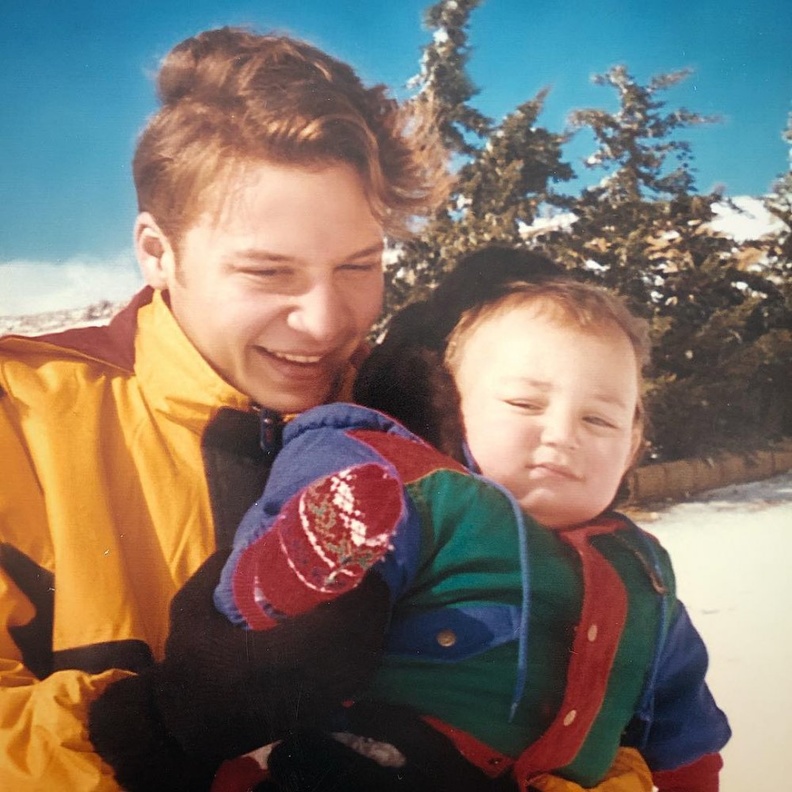 مكسيم خليل مع طفله البكر هاني بصورة لهما قبل 20 عاما