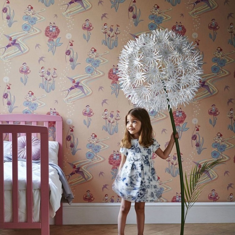 حكايات ترسم على ورق جدران غرفة أطفال بالأبيض والأسود