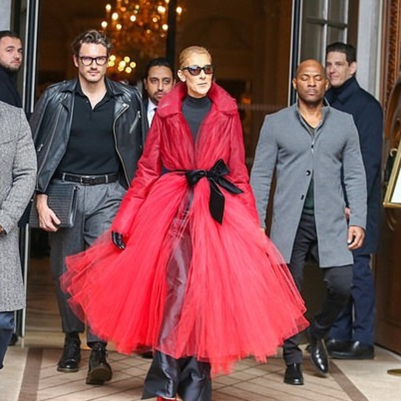 ما سر اللون الأحمر في إطلالة سيلين ديون المضيئة