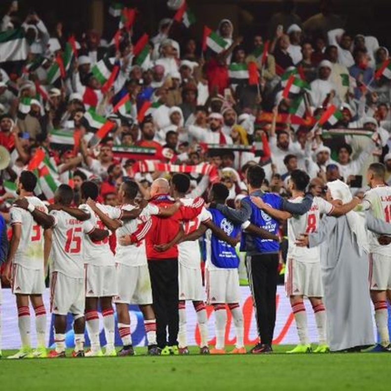 الجمهور الإماراتي في إنتظار السعادة من الأبيض