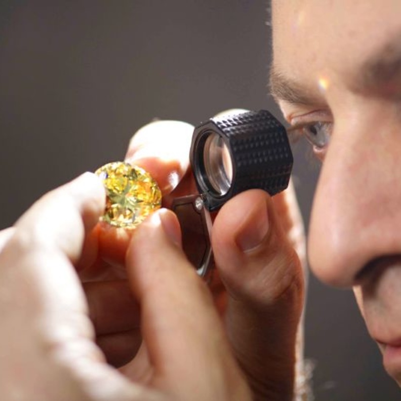 دار Mouawad تصنع من جوهرة خام ألماسةَ "معوّض دراغون"