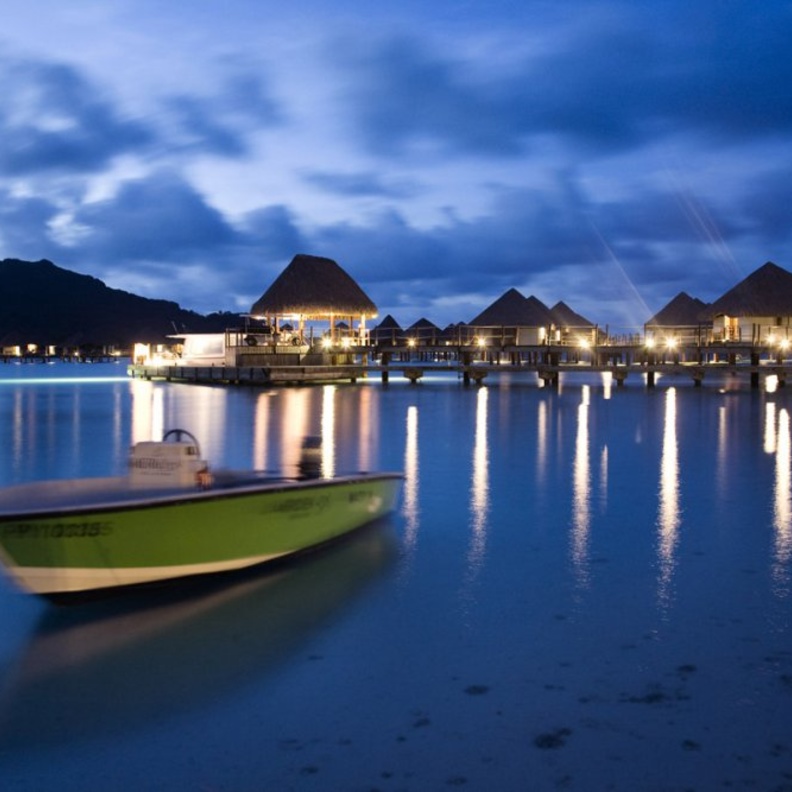 جزيرة بورا بورا تمنح للعرسان رحلات بحرية مثيرة