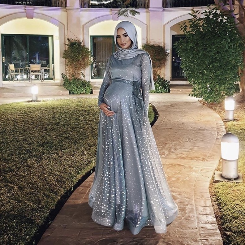 موديلات فساتين حوامل بخامات أنثوية فاخرة