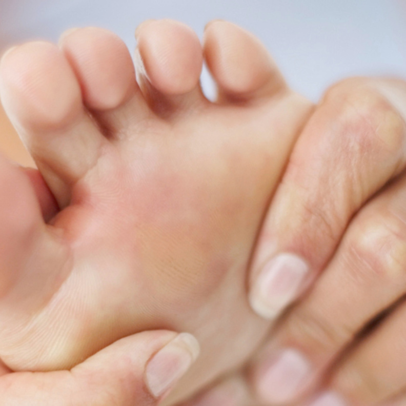 الرطوبة مسبب رئيسي لفطريات القدم