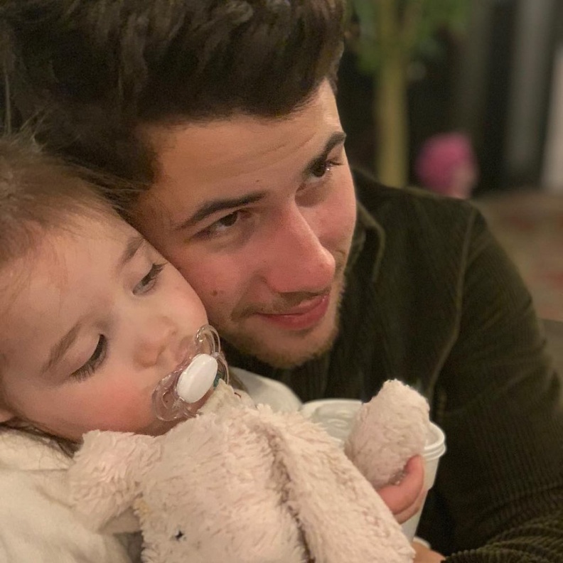 نيك جوناس يظهر حبه للأطفال عبر نشر صورة مع ابنة أخيه ڤالنتينا