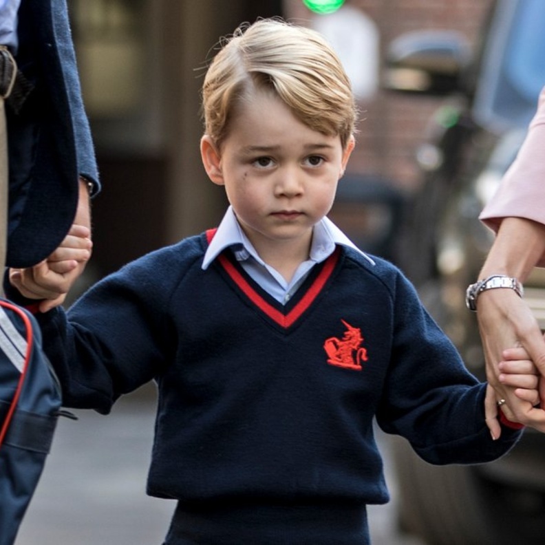 الأمير جورج يفاجئ امرأة في الحديقة ويكشف لها عن اسم التدليل الخاص به