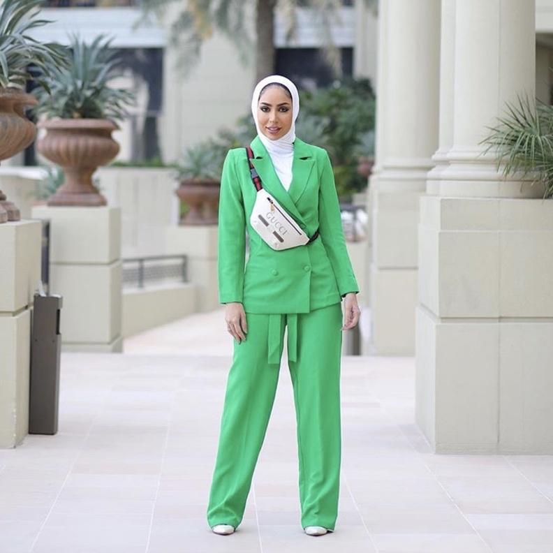 تألقت مدونة الموضة ظهيرة ببدلة مفصلة بلون وردي زاهي