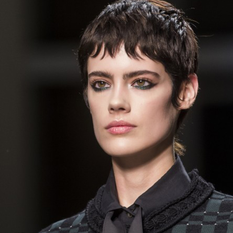  أحدث تسريحات شعر متجدّدة مع الغرة الأمامية القصيرة