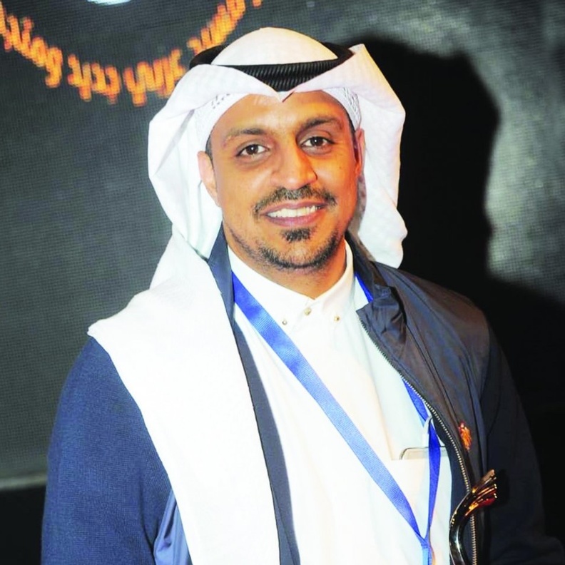 ابراهيم الحارثي يستلم الجائزة