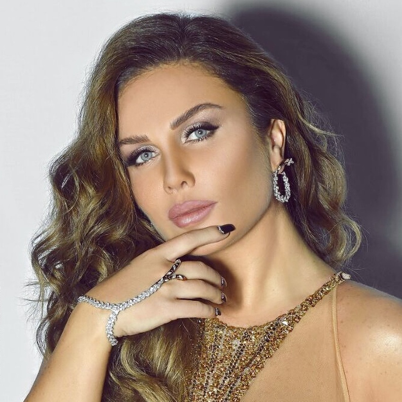 مكياج ناعم بالظلال الفضية والشفاه الوردية الناعمة