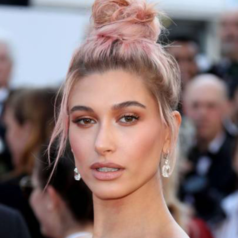 هايلي بالدوين بشعرها الوردي