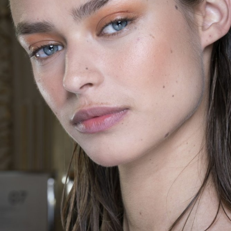 ادمجي ظلال عيونك جيداً