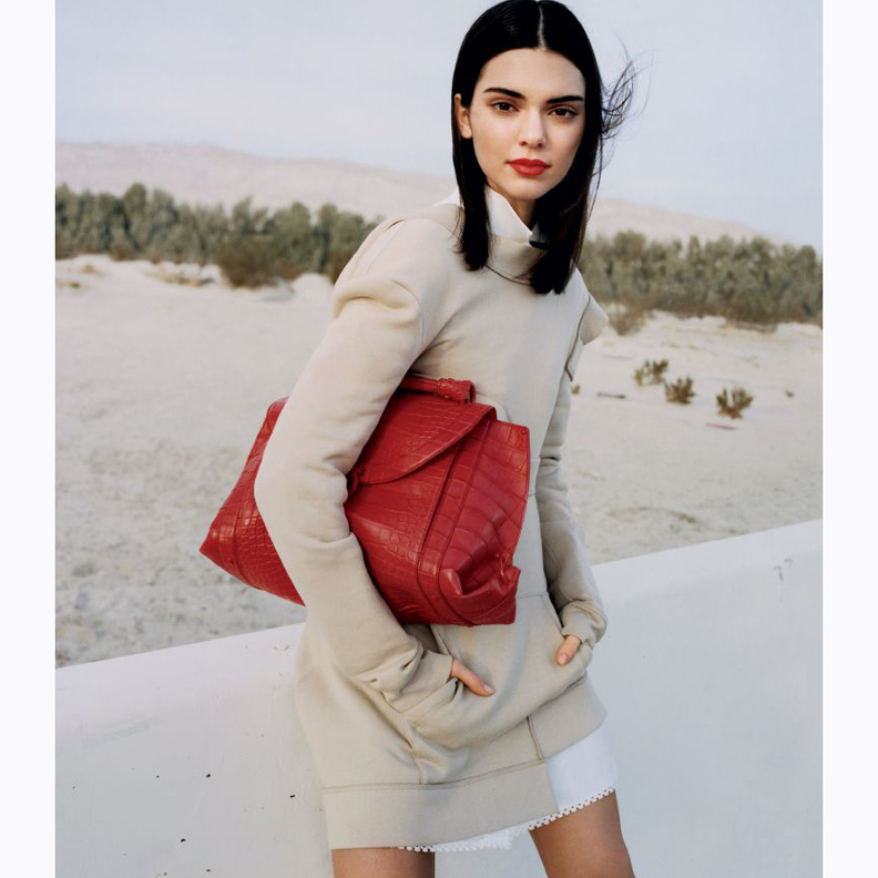 أناقة المعطف الطويل بستايل شتوي مع الحقيبة العصرية باللون الأحمر