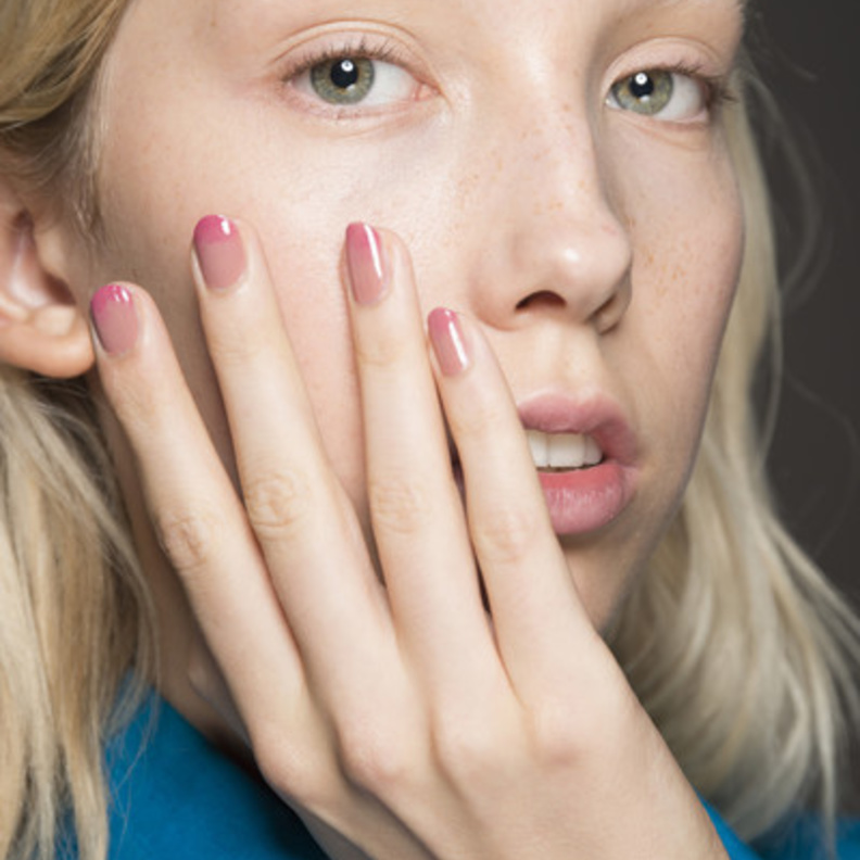 أظافر فرانش جريئة من Gareth Pugh