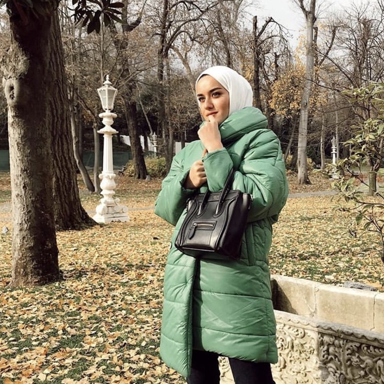 المدونة Eda Comart تختار المعطف للمطبن بلون أخضر فستقي