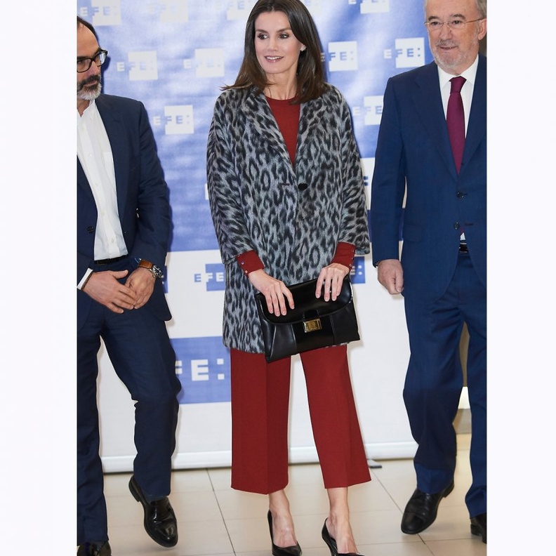 ليتيزيا ملكة اسبانيا ترتدي الجمبسوت الأحمر الداكن من توقيع دار ‏Hugo Boss