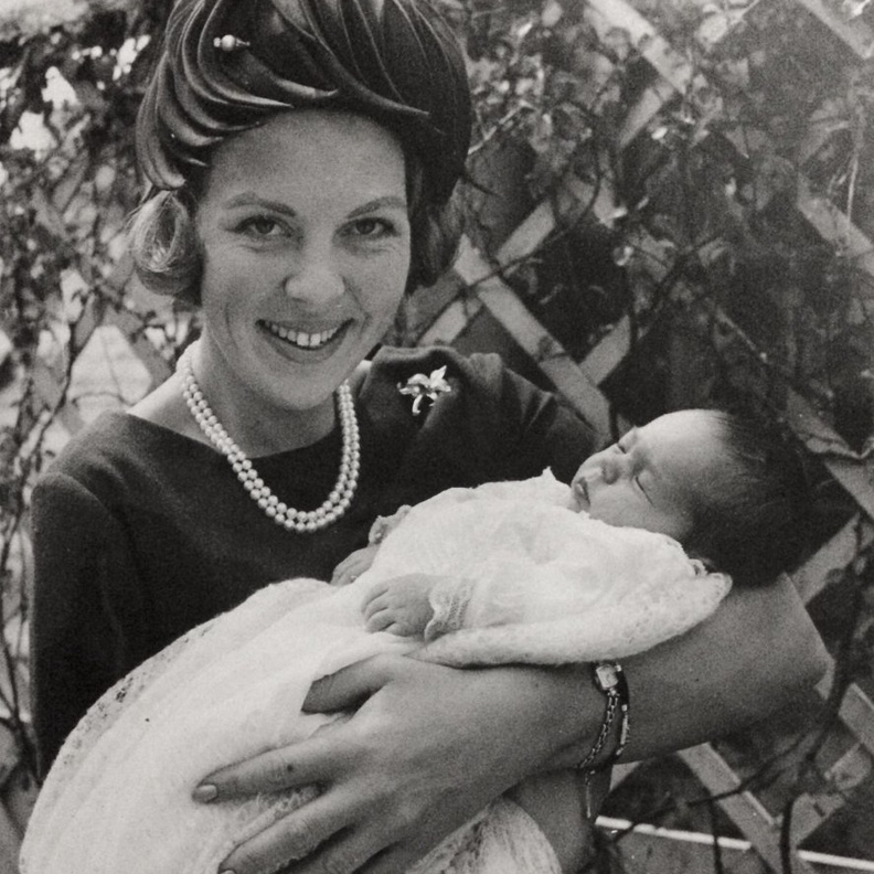  الملكة بياتريكس ترتدي تاج Queen Emma's Diamond Tiara.