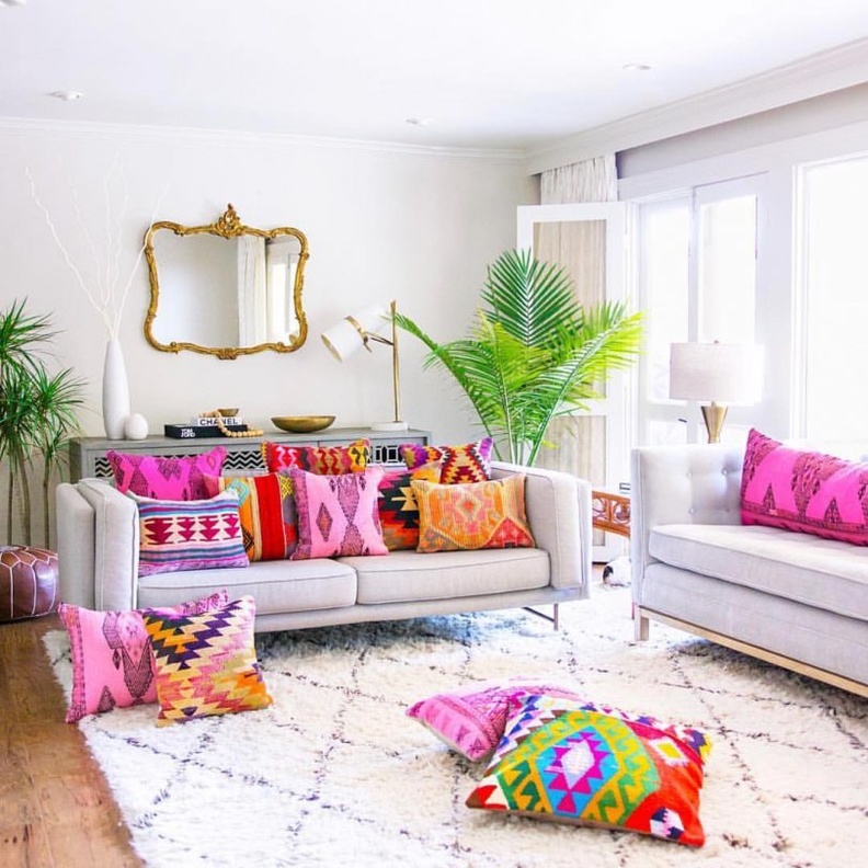 تصاميم وسائد بسيطة ومميزة لكنب أنيق باللون البيج