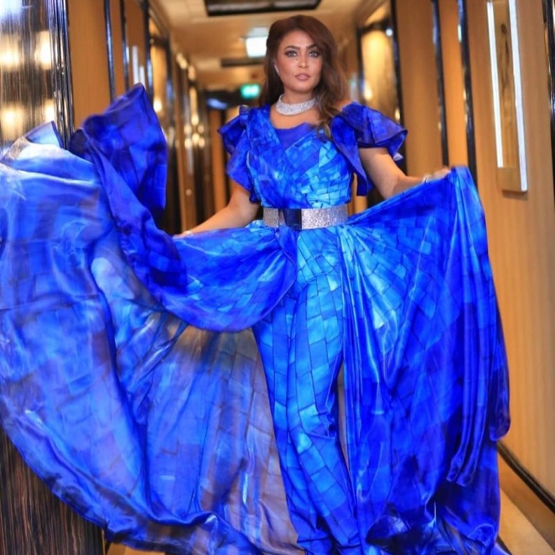 أحلام بفستان أزرق ملكي