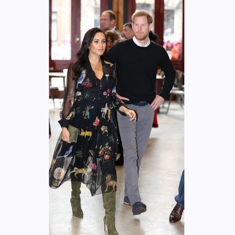 قامت ميغان في اللوك الثاني برفع شعرها على شكل كعكة أنيقة