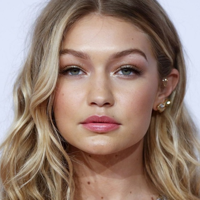 جيجي حديد تهتم كثيرا بترطيب بشرتها