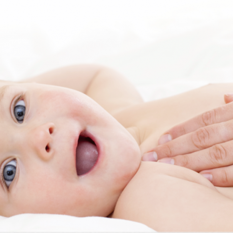 تدليك بطن الطفل بزيت اللافندر مفيد لعلاج المغص