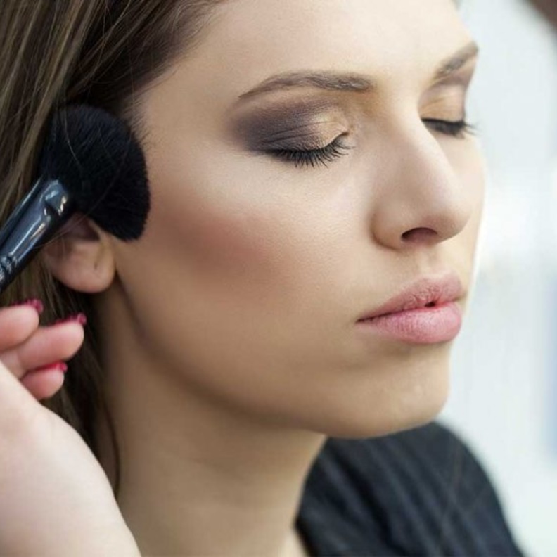 أفضل نصائح تطبيق الباودر البرونزي لبشرة مشعّة