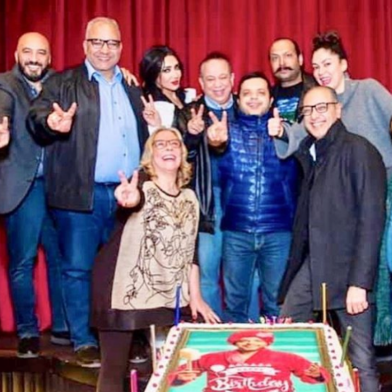 محمد هنيدي مع فريق عمل مسرحيته