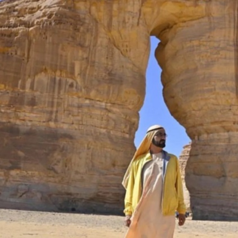 صاحب السمو الشيخ محمد بن راشد آل مكتوم أمام جبل الفيل