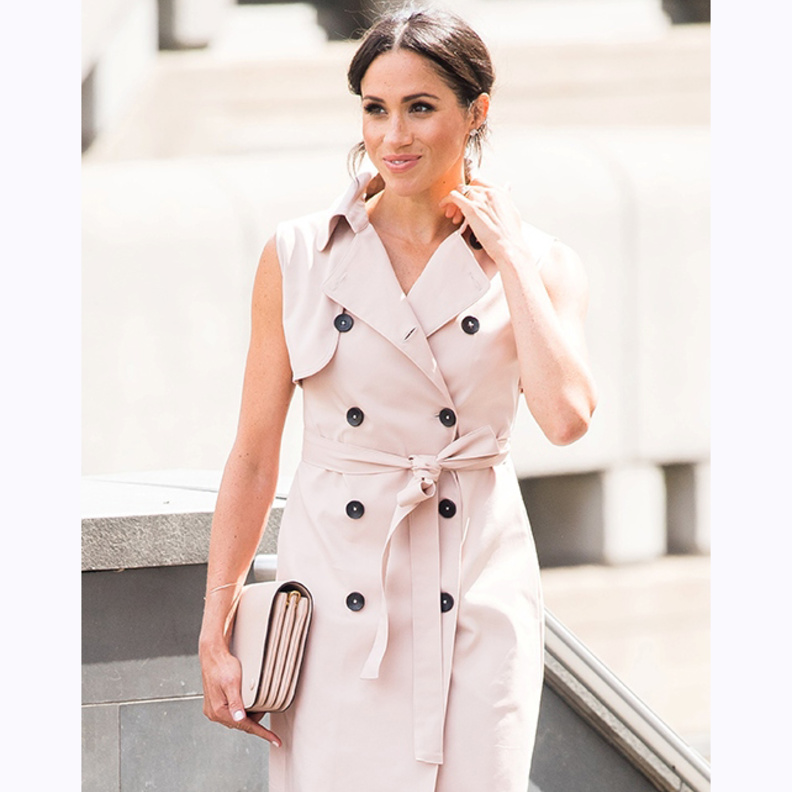 أكملت ميغان إطلالتها بهذا الكلاتش المميز من Jimmy Choo