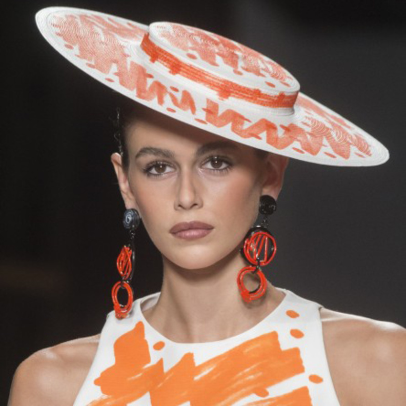 أكسسوارات شعر الدبابيس الجانبية البراقة من Versace