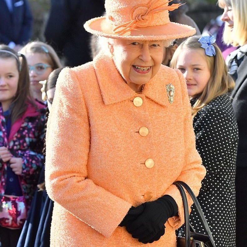  الملكةاليزابيت في أحدث إطلالة لها خلال زيارتها منطقة ويست نيوتن في لندن