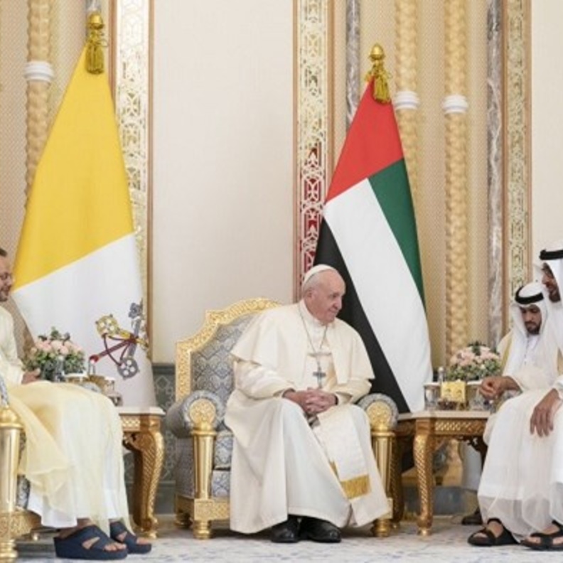 حوار ودي بين الشيخ محمد بن راشد والشيخ محمد بن زايد وبابا الفاتيكان