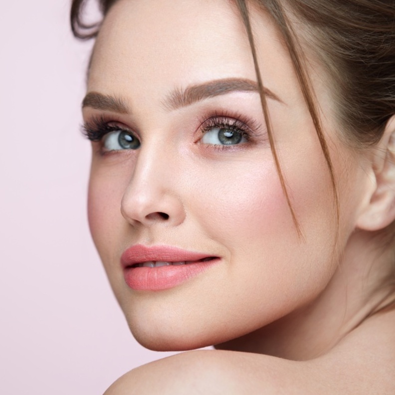 ماء الورد يساعد على تفتيح لون البشرة