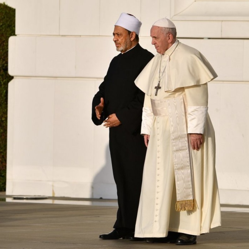 توقيع وثيقة الاخوة الانسانية بحضور شيخ الأزهر وبابا الفاتيكان