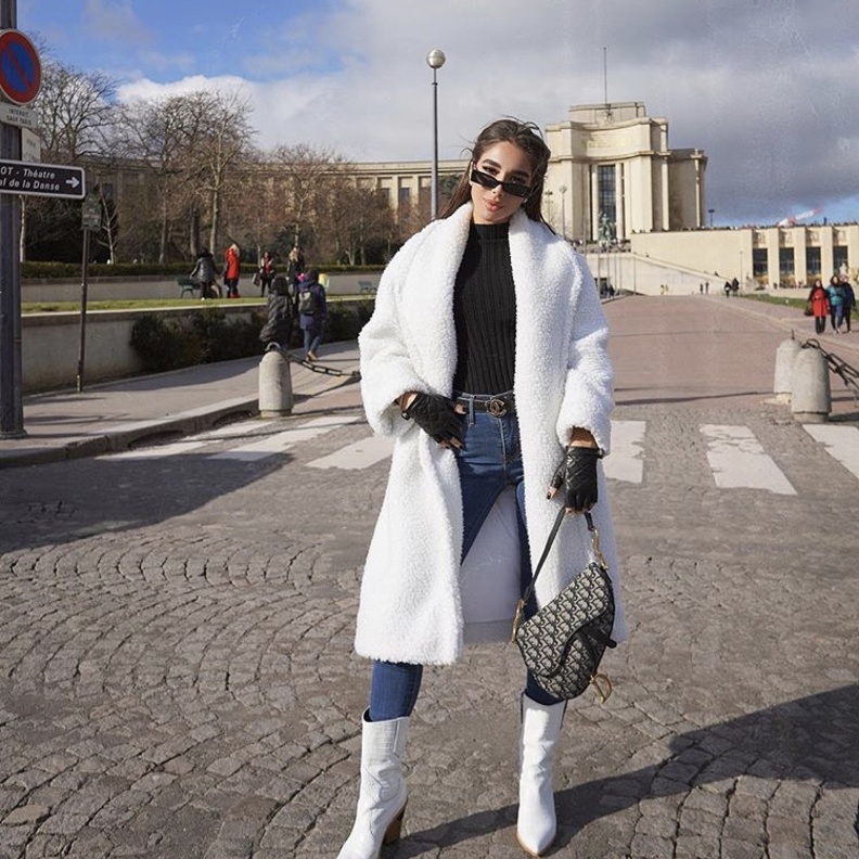 إطلالة أنيقة بالجينز ومعطف شتوي teddy coat الدارج نسقتها مرام مع اكسسوارات الموسم