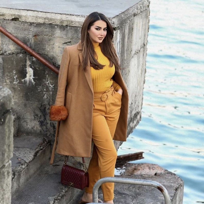 اختيار القفطان بتفاصيل جمالية على الكم وبحزام خصر يحدد الجسم بأناقة