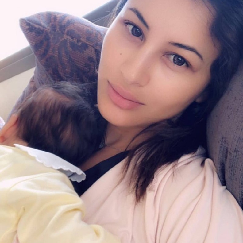 ريم السعيدي تمارس الرياضة مع طفلتها بيلا ماريا